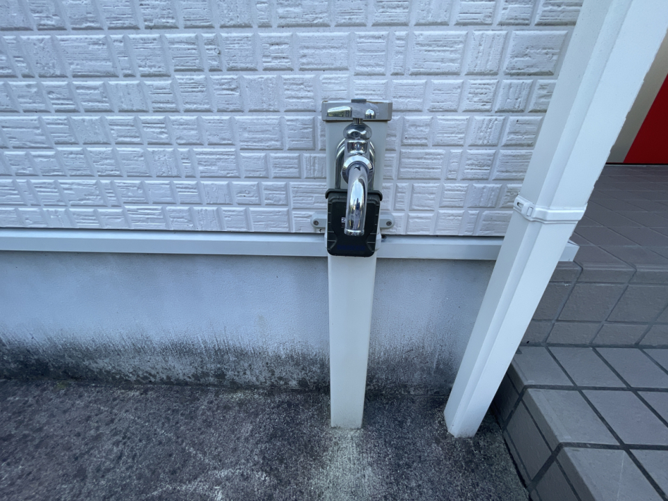 外には水栓もあります