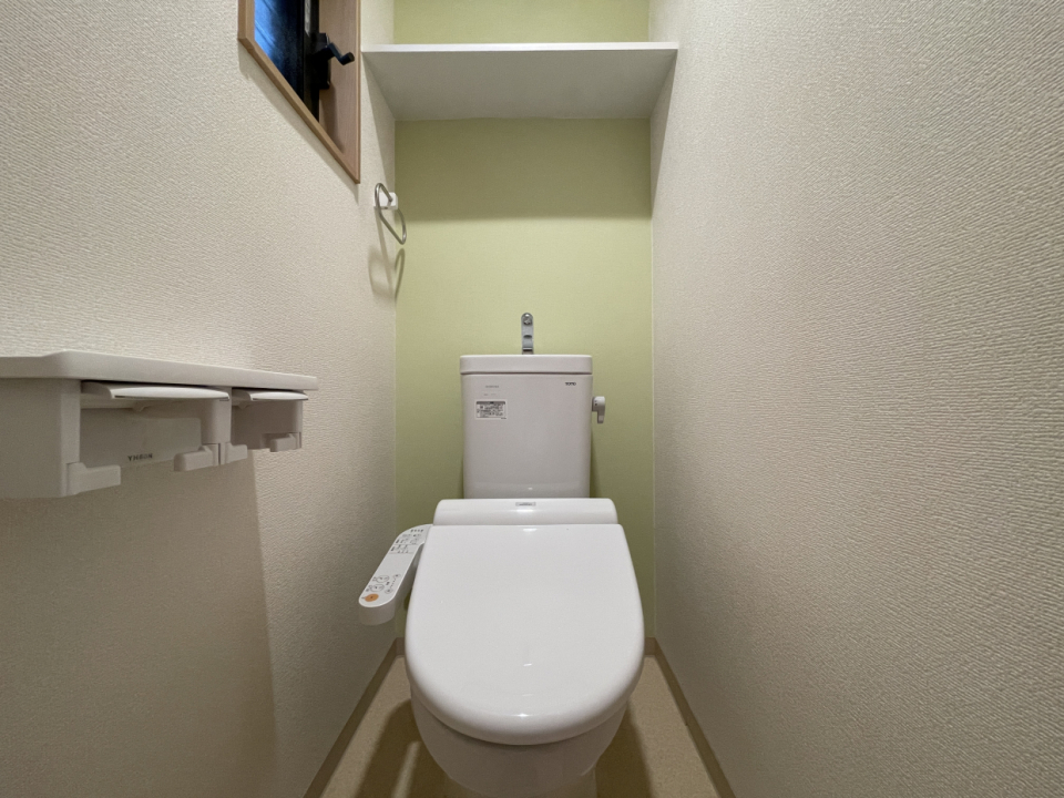トイレの壁紙もグリーン。