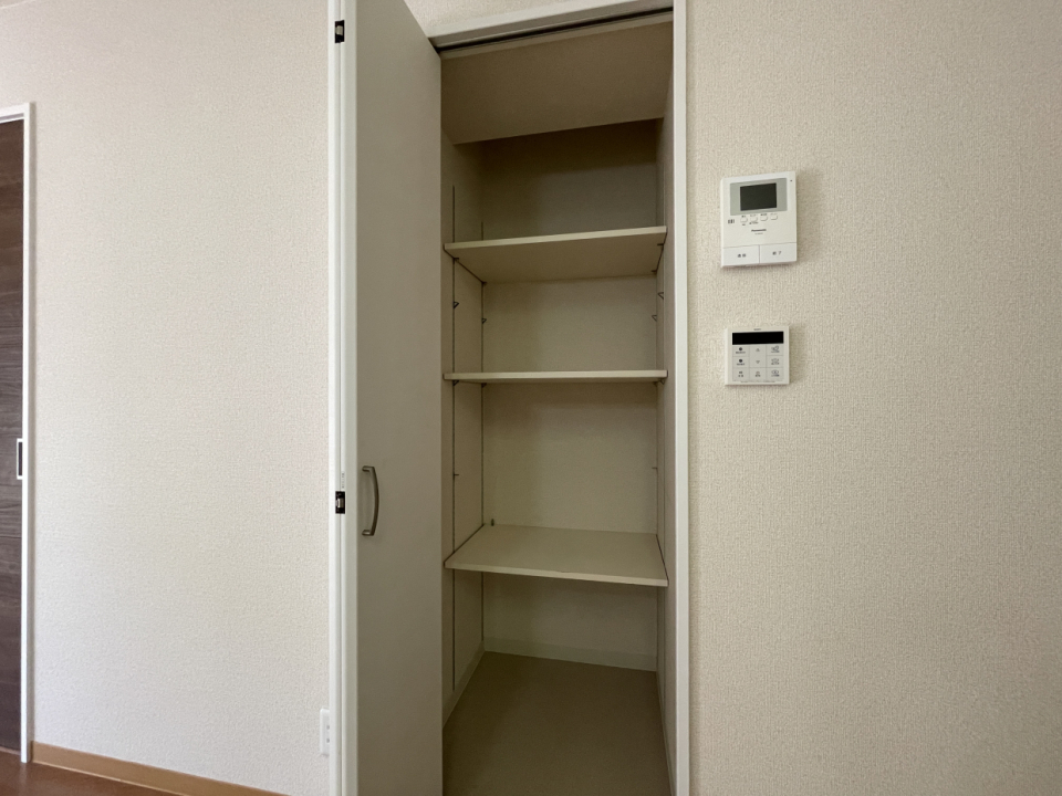 キッチン横の収納スペースは生活備品など収納に丁度いいかも