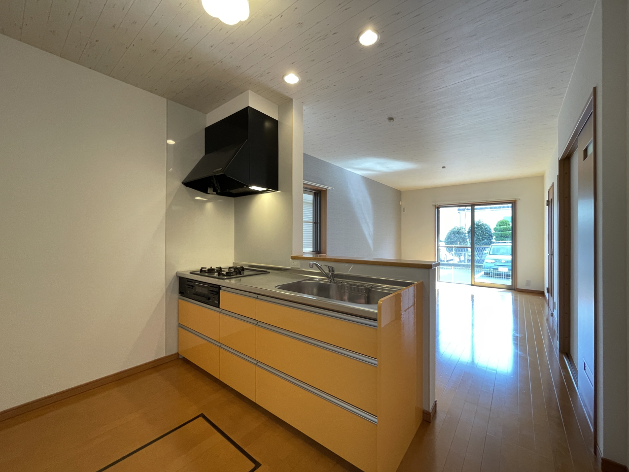 オレンジ色のキッチンで料理が捗りそう♪