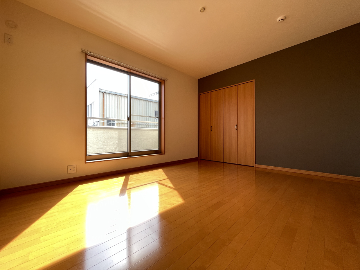 二階の8.1帖の洋室。