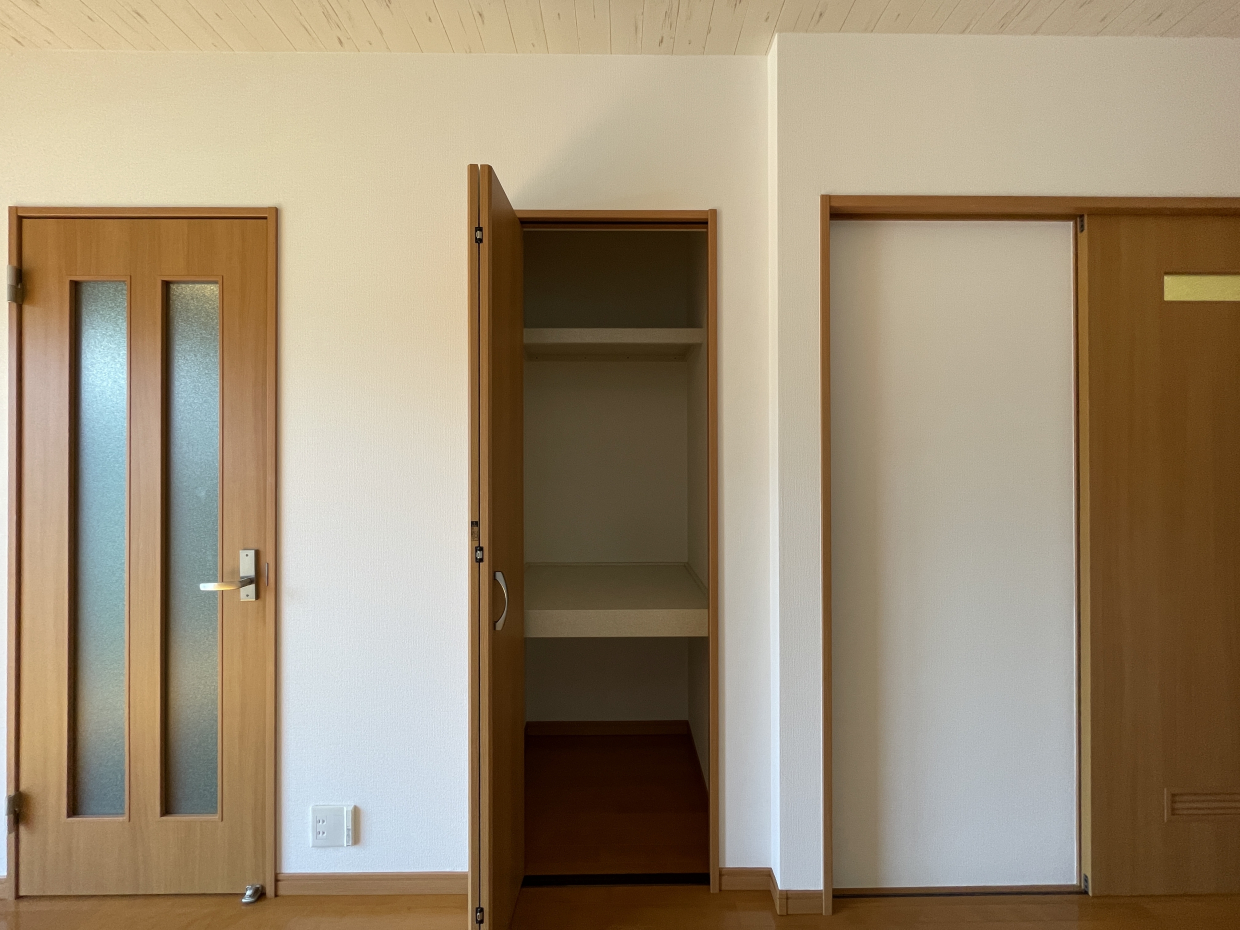 キッチン横にも収納棚付き