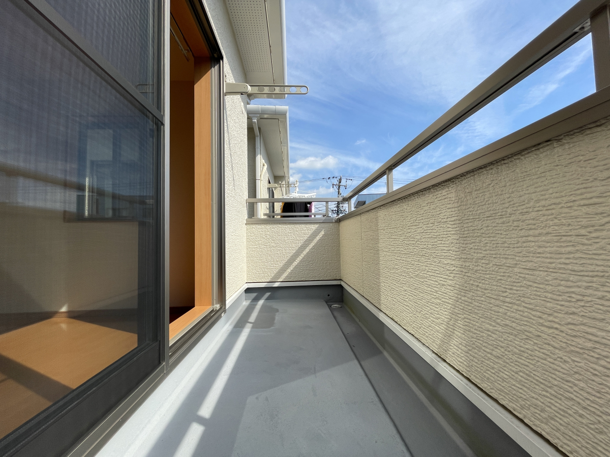 ベランダもお日さまの光でお布団もふかふかになりそう