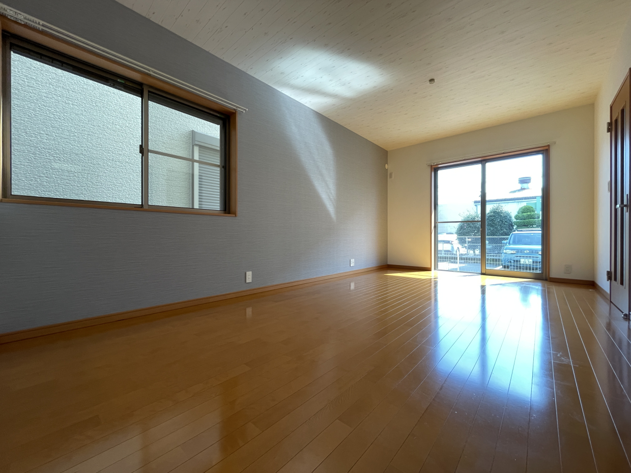 リビングは二面採光なので明るいです