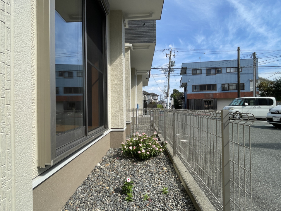 ちょっとした小庭スペースがあるのでガーデニングもできそう