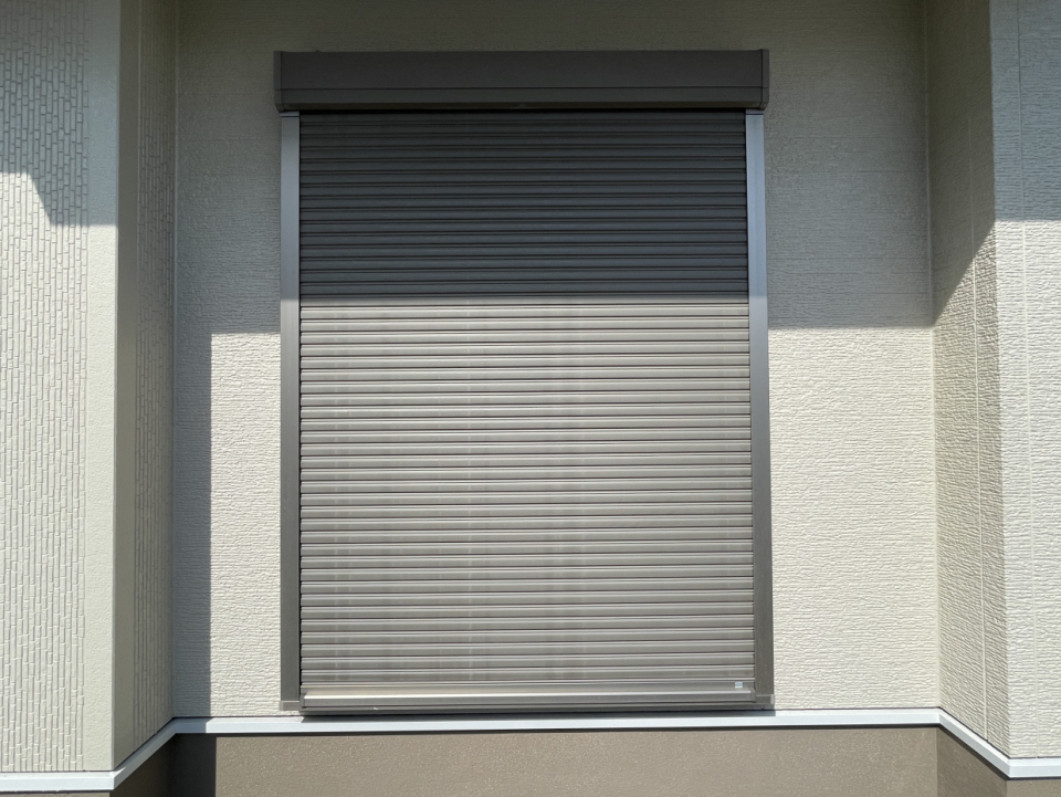 リビングはシャッター付きで安心。