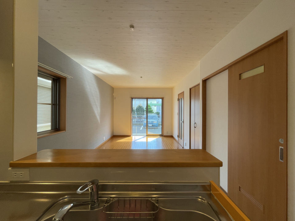 カウンターキッチンなのでリビングの様子が見えます