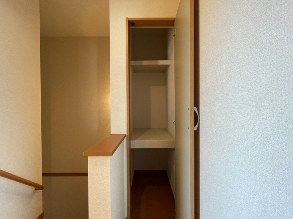 階段を上がったところにも収納！