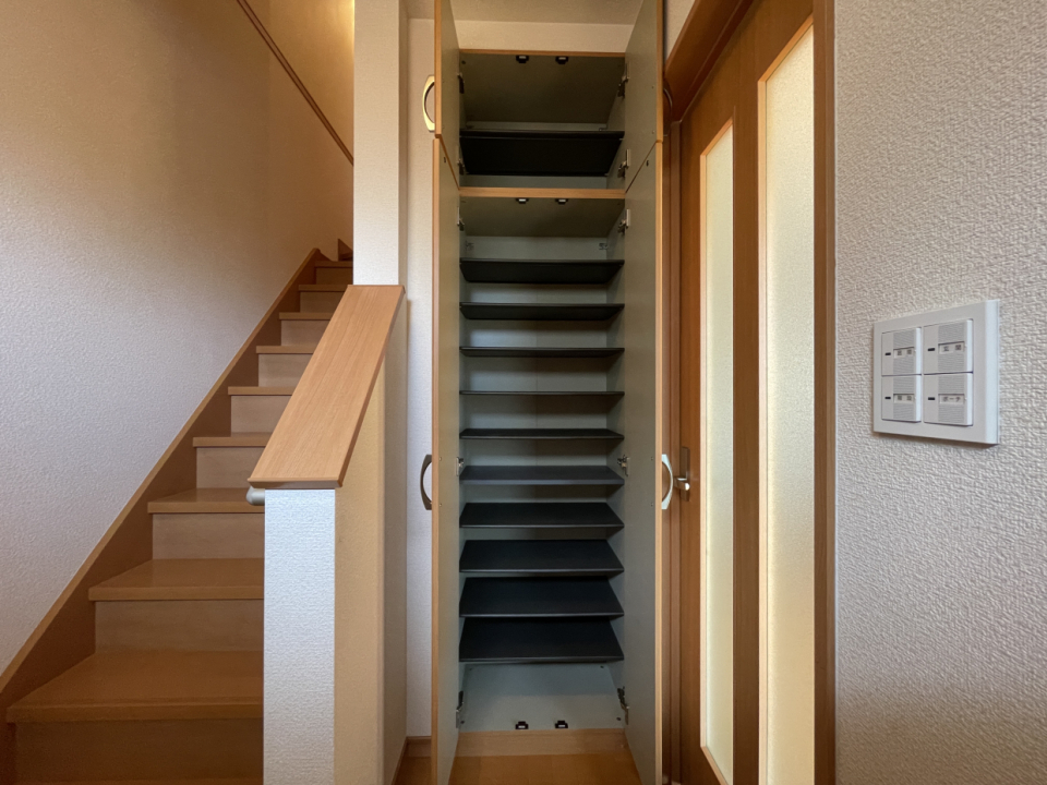 シューズクローゼットは玄関を上がったところに。