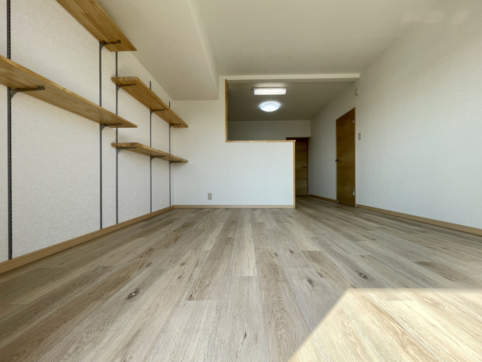 壁一面に可動式の造作棚