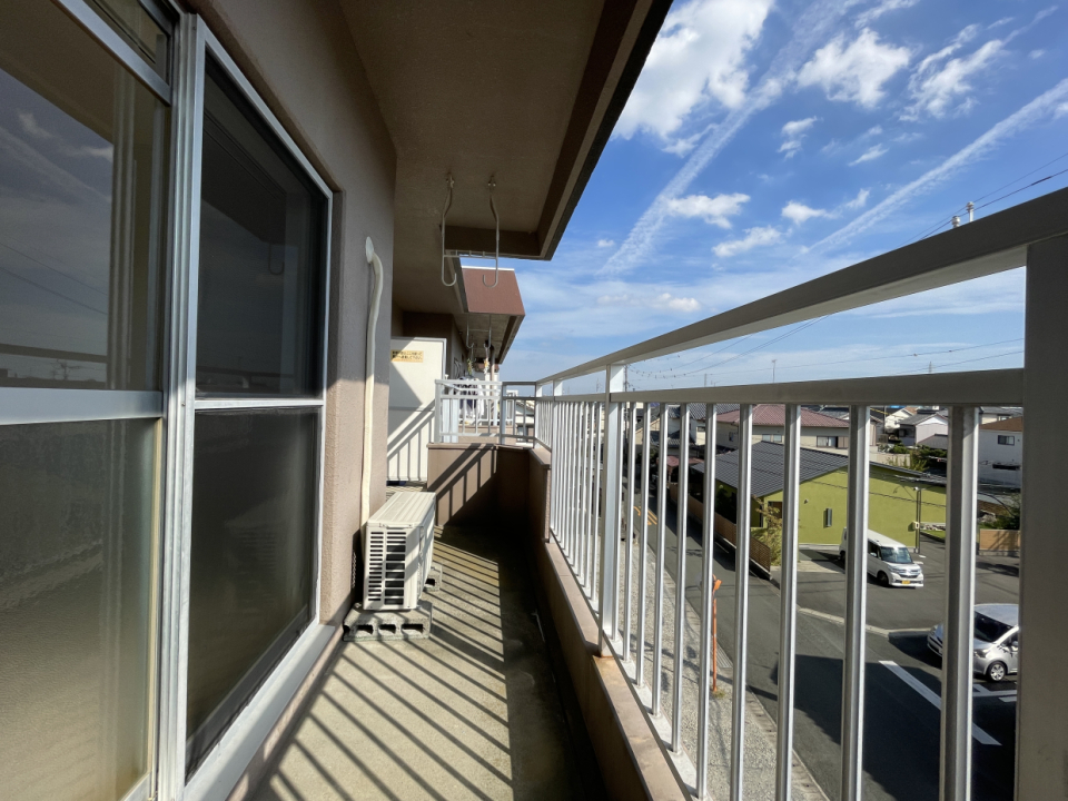 南側の2部屋にまたがるバルコニーは日当たりよし◎
