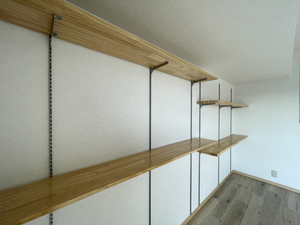 棚には写真やお気に入りのものを飾るのもいいですね