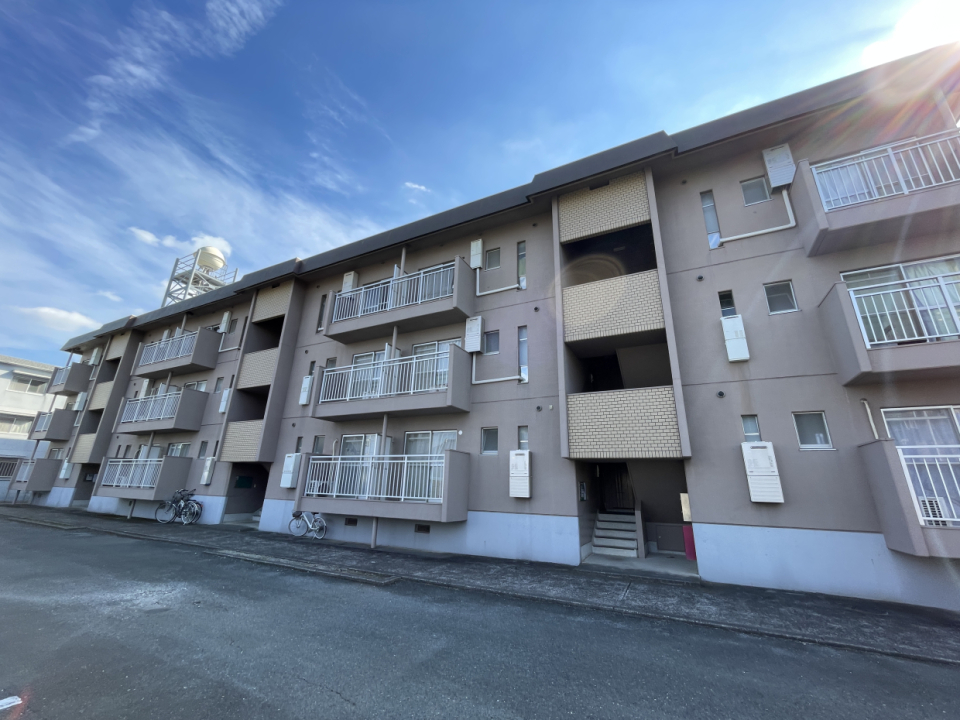 外観。お部屋は最上階です
