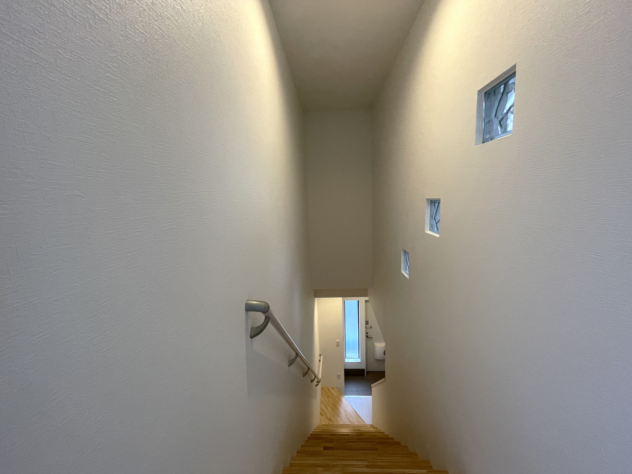 階段の小窓が可愛い