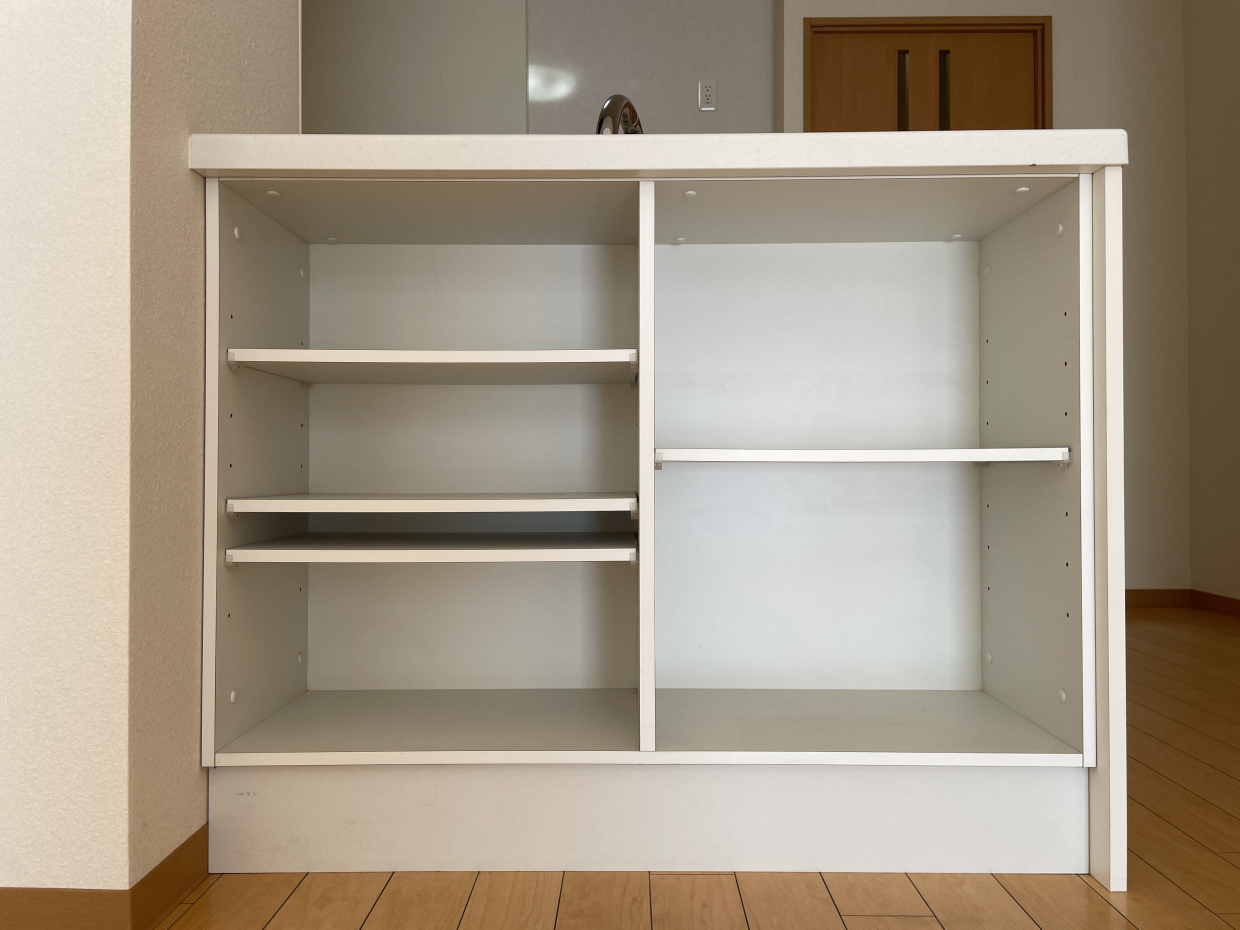 キッチンの反対側は収納スペースに。