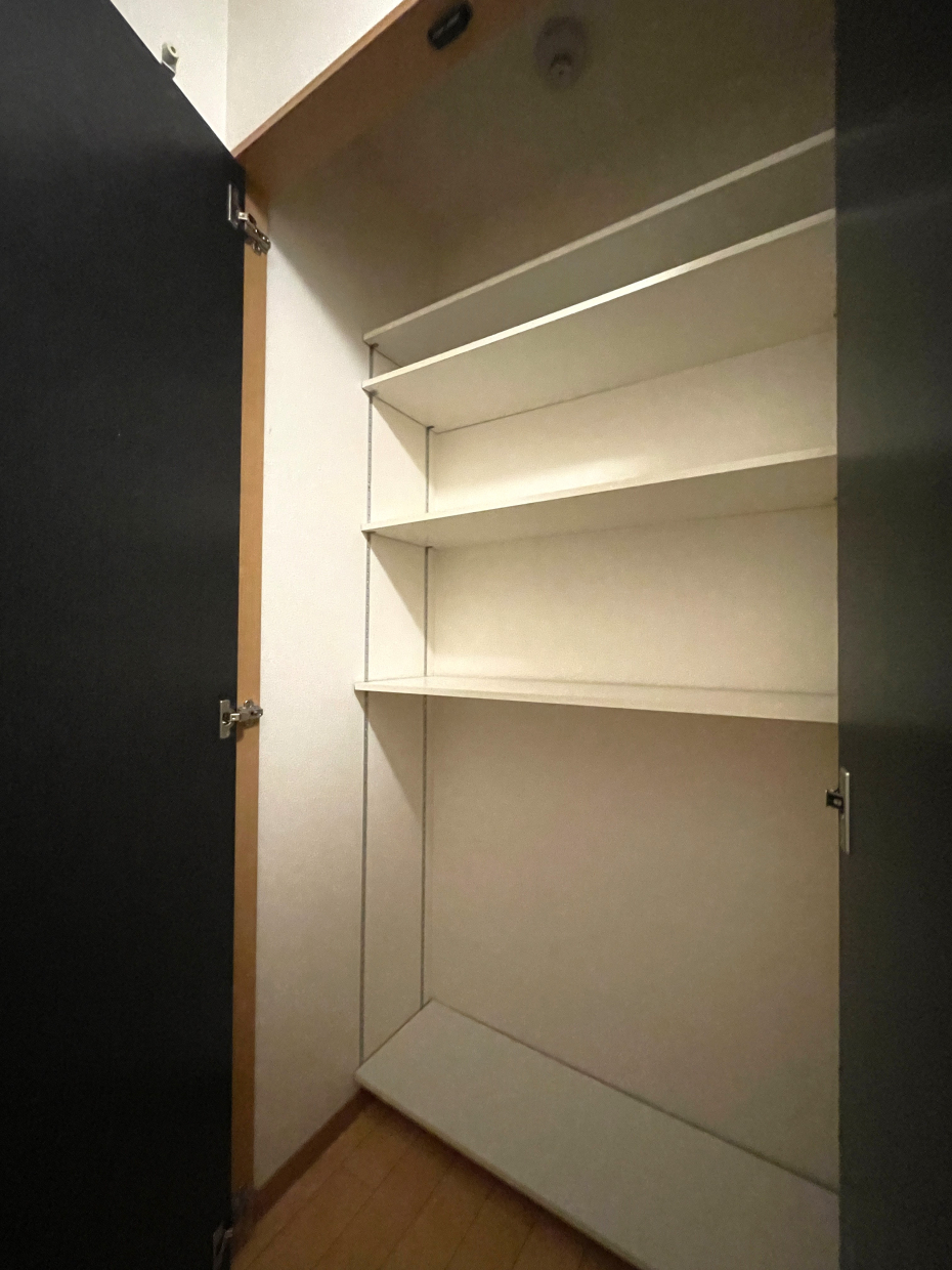 廊下にも収納棚があるのは便利！