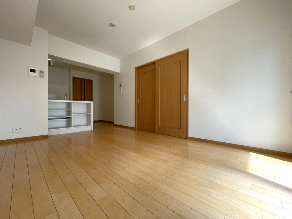 陽射しが差しこむ明るいリビング