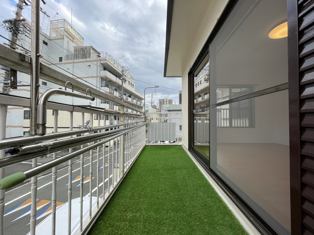 ベランダ広め！人工芝が敷いてある