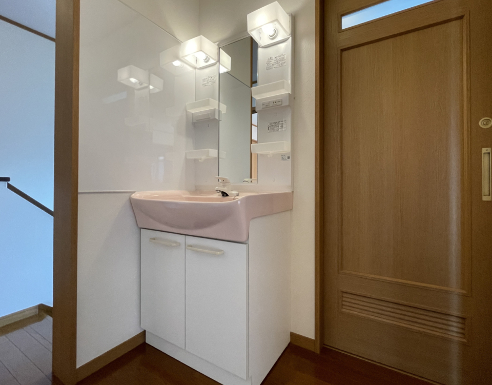 2階にも洗面台があるので喧嘩しません