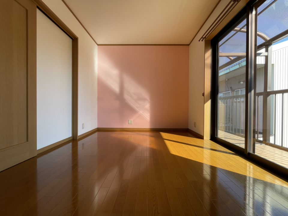 ピンク色の壁がかわいい