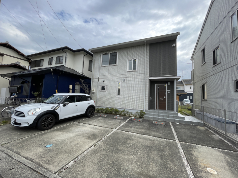 駐車場は3台付いています