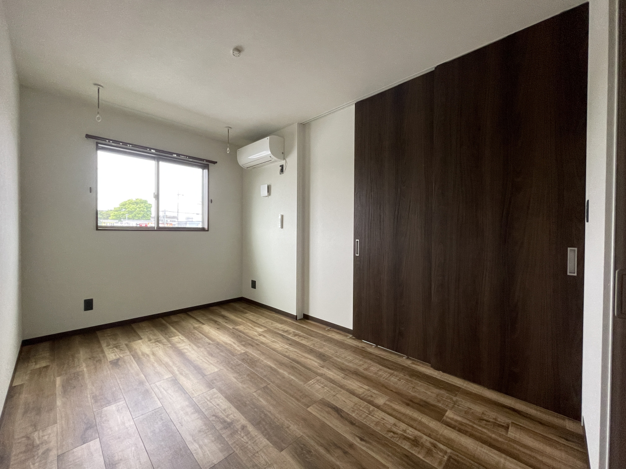 洋室は5.5帖で寝室として使うのに落ち着く広さ。