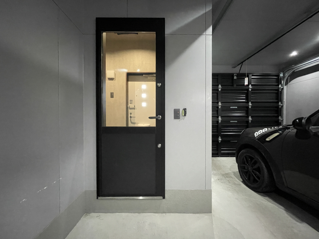 ガレージ側から見た玄関のようす。