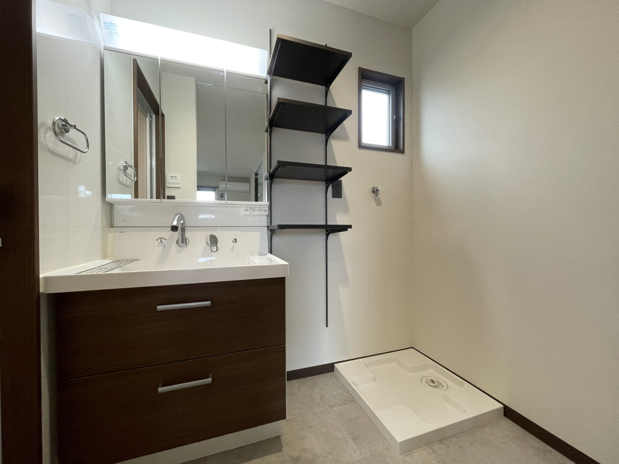 脱衣所って意外と置きたい物が多いので、この飾り棚はありがたい。