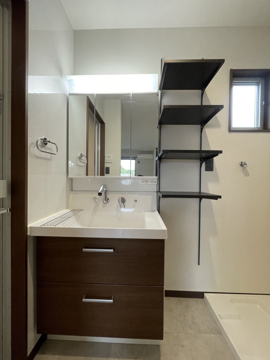 洗面台は3面鏡タイプ。