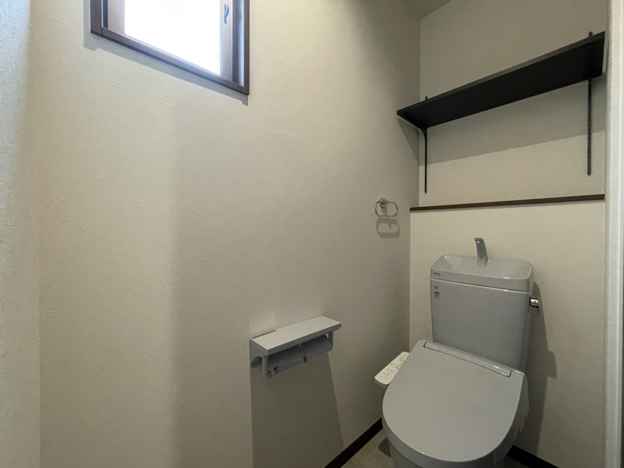 お手洗いも窓が付いていて自然換気しやすい造り。