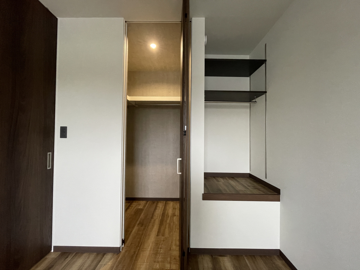 飾り棚を上手く活かしてあなたらしいスペースにしちゃいましょ？