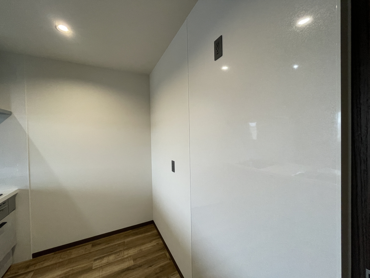 キッチン背面はゆとりがあるので冷蔵庫も食器棚もばっちり置けそう。