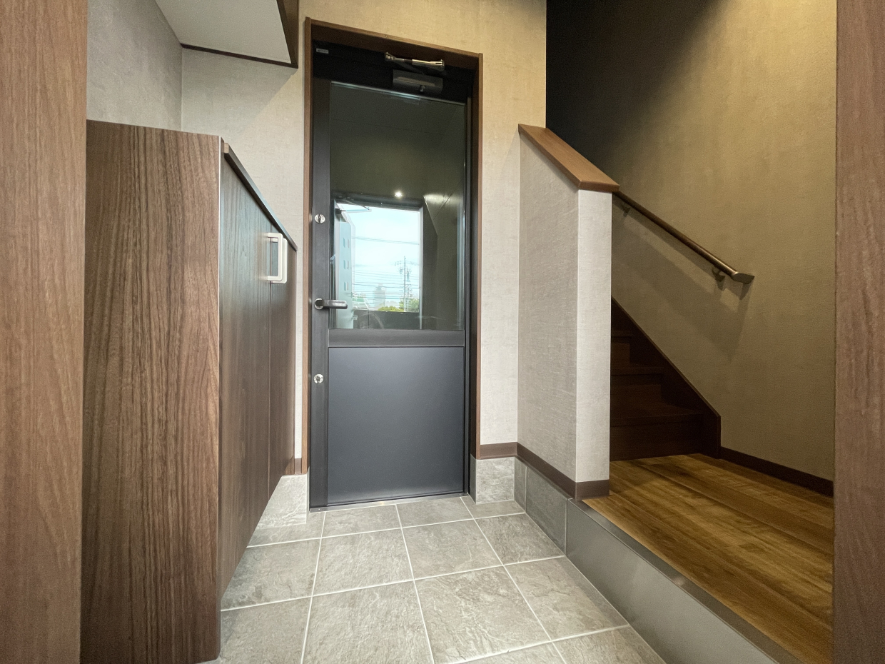 玄関にはシューズボックスがあり、ここで靴を脱いで2階に上がれるようになってます。