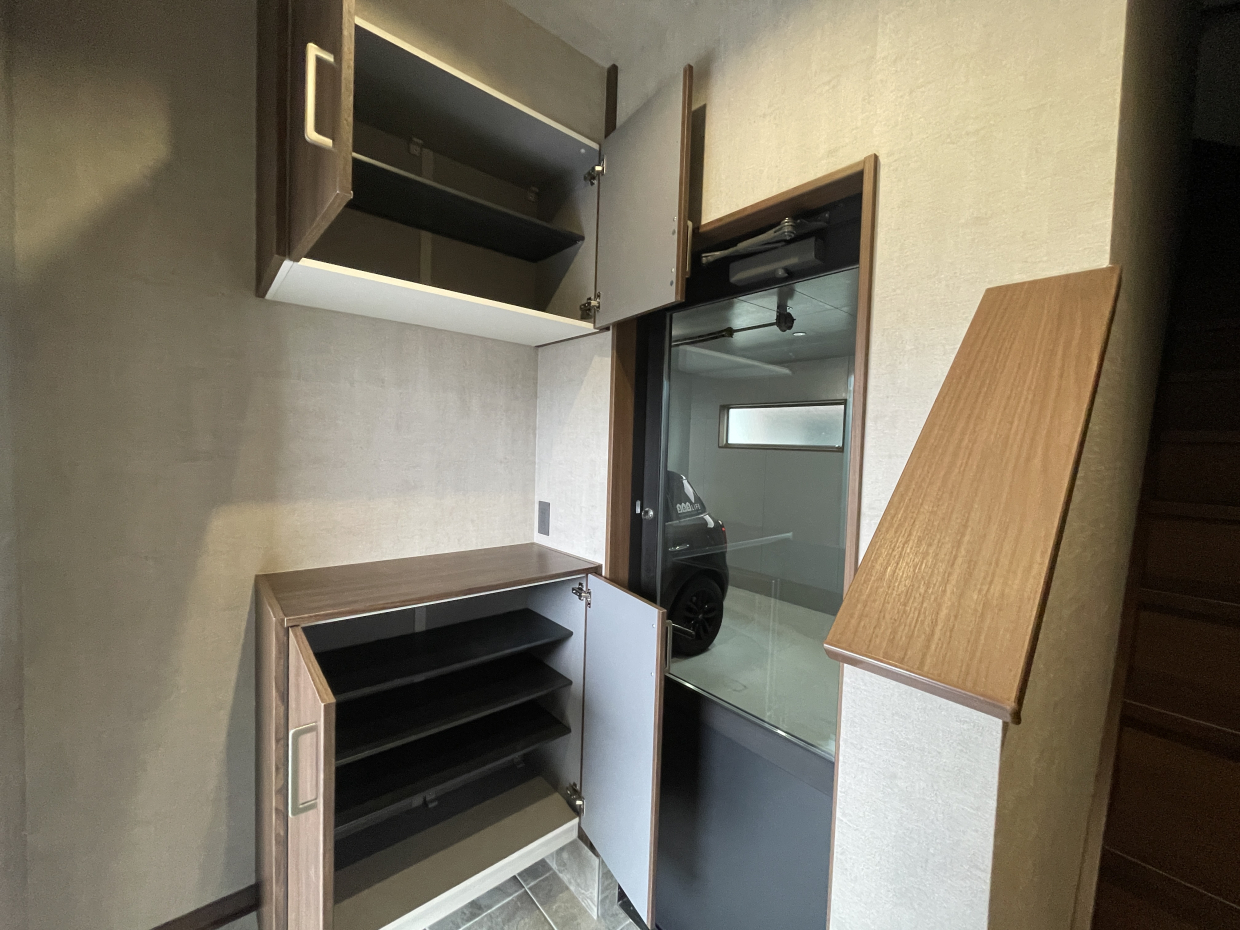 シューズボックスは上下とも使えます。奥に見えているのがガレージです。