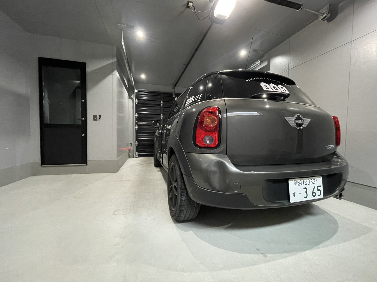 写真左手の物置スペースを含めると、幅5591mmあります。