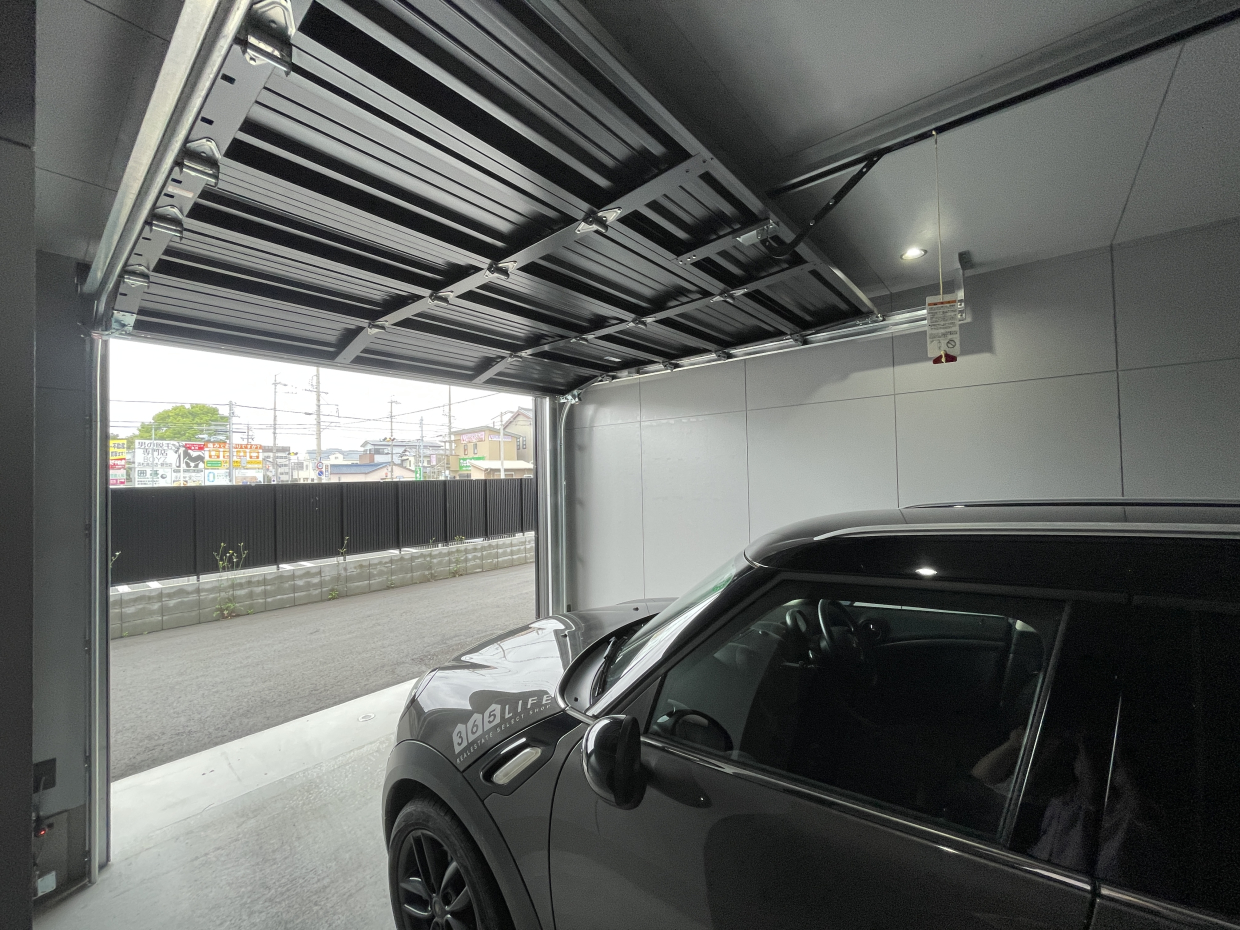 シャッターはオーバースライダータイプで開閉の音が静かです