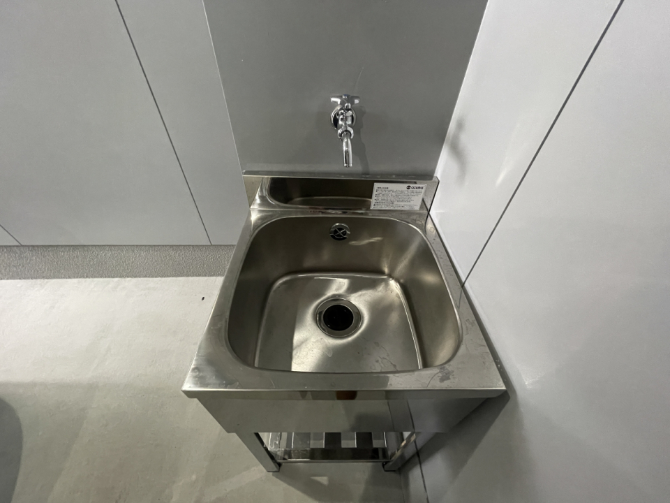 スロップシンク付きで車いじりしやすい。