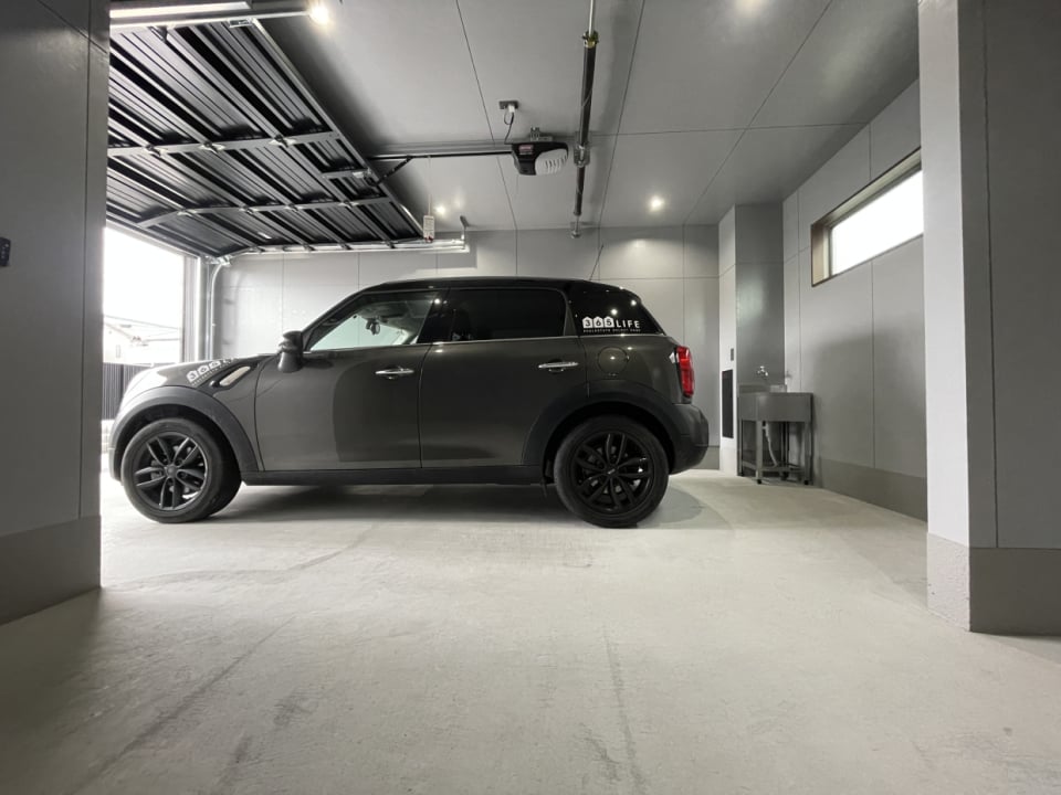 車の横は物置スペースでゆったり愛車を眺められます！