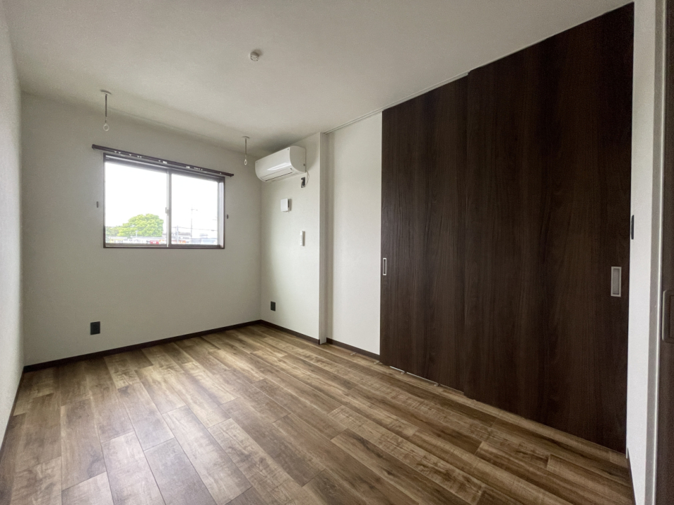 洋室は5.5帖で寝室として使うのに落ち着く広さ。