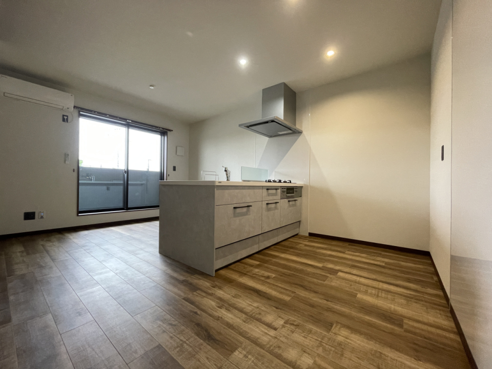 キッチンがお部屋の中心に位置しているので、ソファーなど大きめのインテリアを配置したい場合は内見時に採寸がおすすめ。