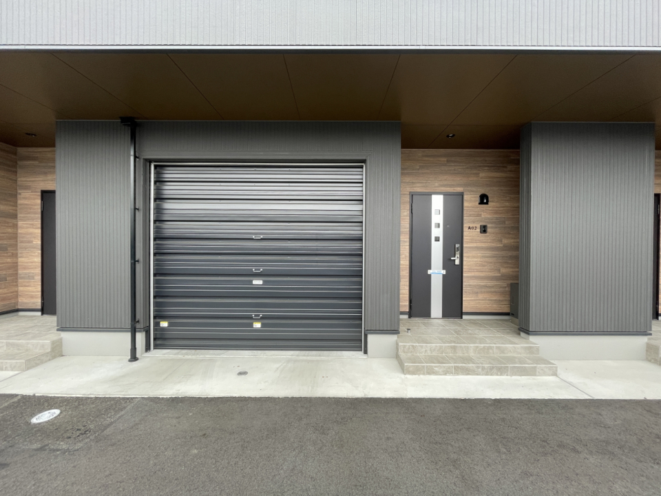 ブラックの外壁とシャッターがスタイリッシュ。