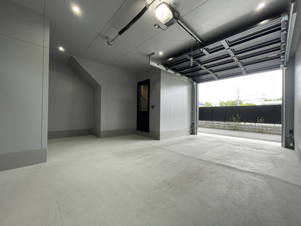 ガレージ内の照明もバッチリついていて安心。