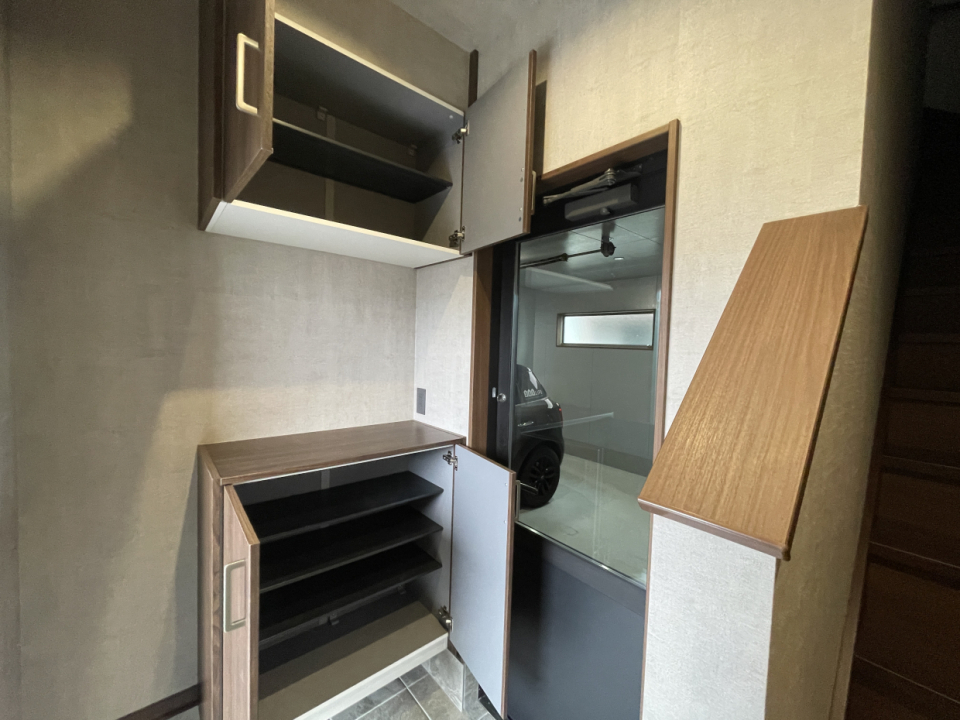 シューズボックスは上下とも使えます。奥に見えているのがガレージです。