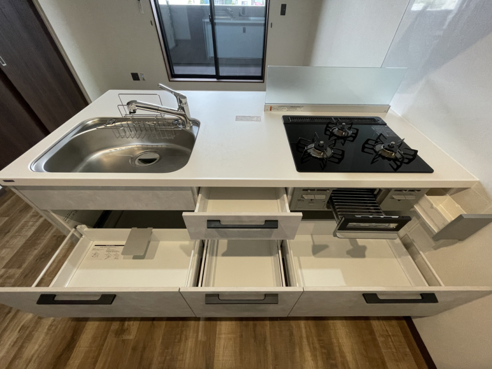 引き出しタイプの収納はお料理中しゃがまずに中身が見れて便利です！