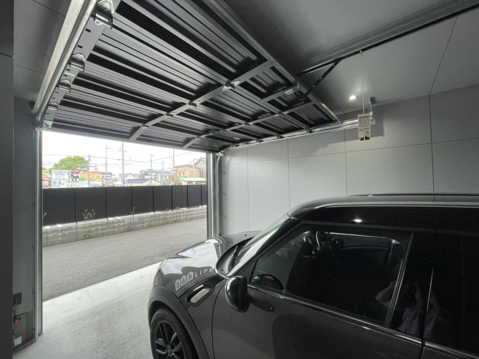 シャッターはオーバースライダータイプで開閉の音が静かです