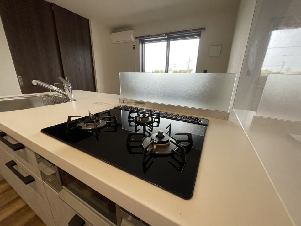 ピカピカの3口コンロがお料理のやる気を引き出してくれます。