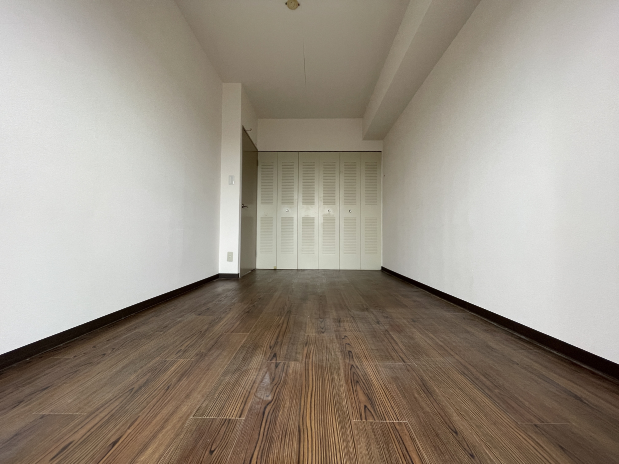 6帖の洋室。こちらは寝室に。