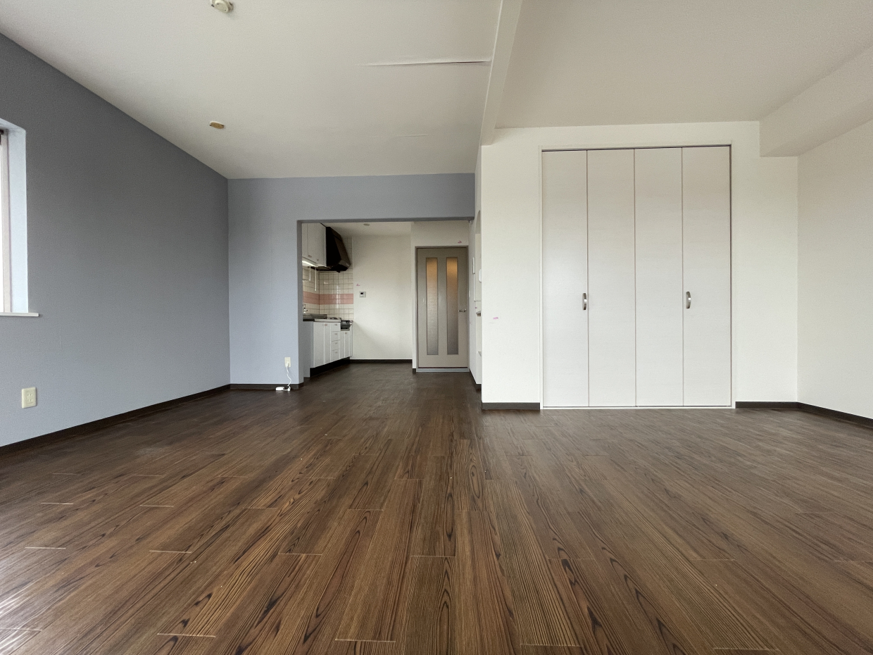 ブルーグレーのアクセントクロスがおしゃれ