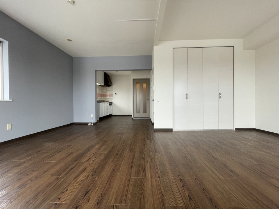 ブルーグレーのアクセントクロスがおしゃれ