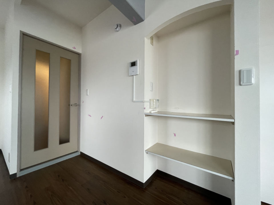 リビングの飾り棚。何を飾りましょう？？